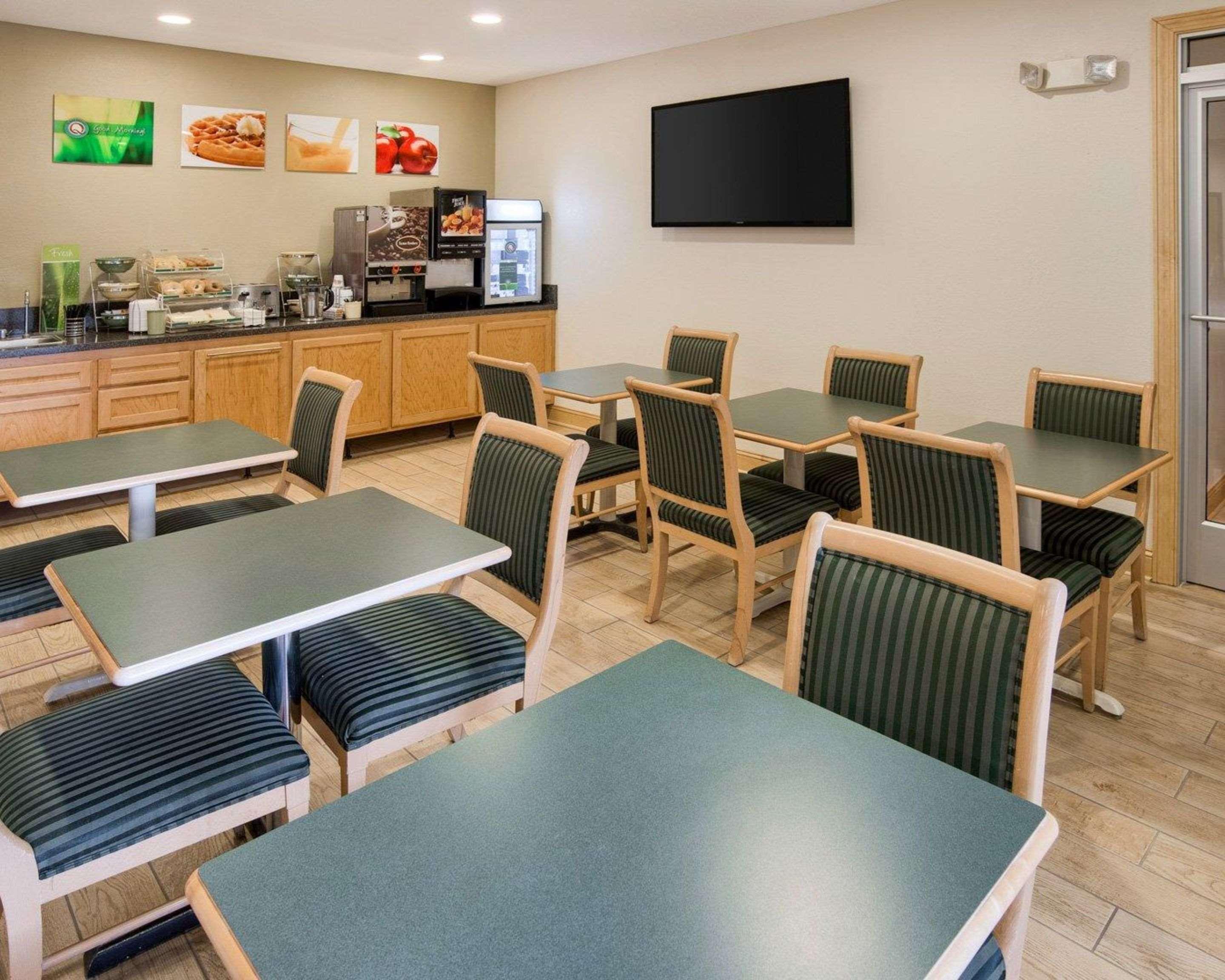 Inn Quality Near Northtown Mall & National Sports Center 2*
